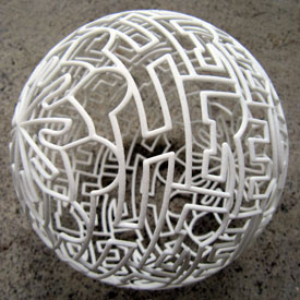 Sphere Autologlyph (2009) por Henry Segerman. A superfcie desta esfera auto-referenciada  tecida com 20 cpias da palavra 'Sphere' (esfera em ingls). Video: http://www.youtube.com/watch?v=R4wvv6Sh0ng